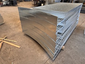 Radüs kesimli ve Tekmelikli Platform Izgarası