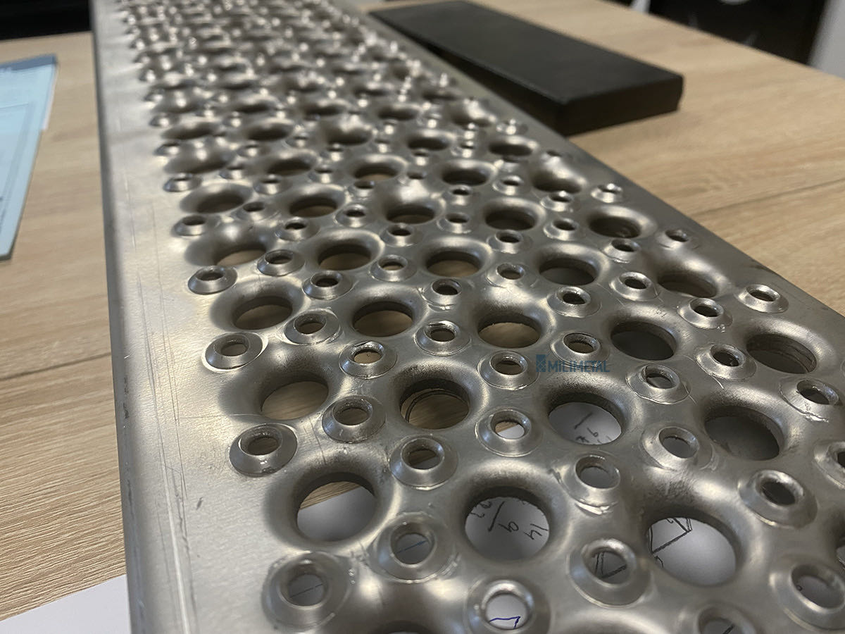 003- Çok Delikli Sac Basamak